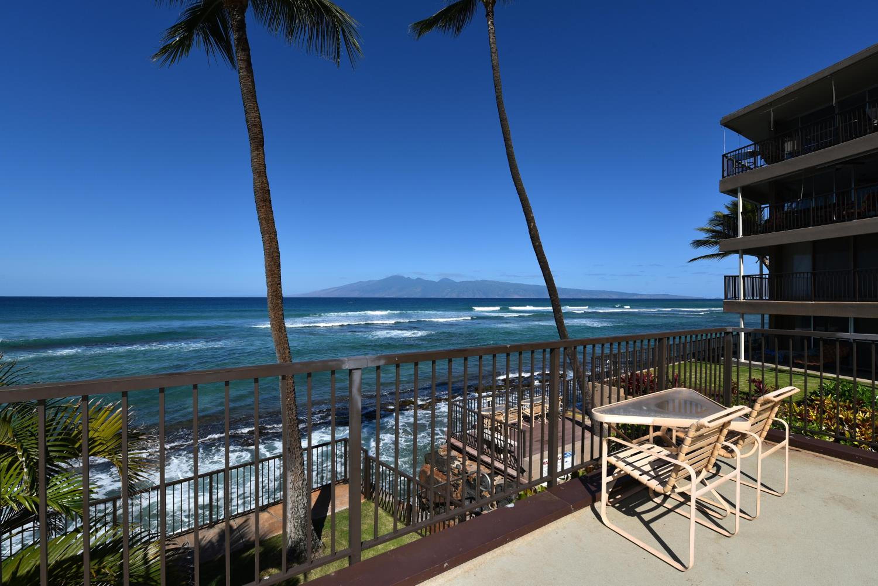 Hale Ono Loa 120 · HOL 120 Oceanfront 2BD w Ocean View AC Pool