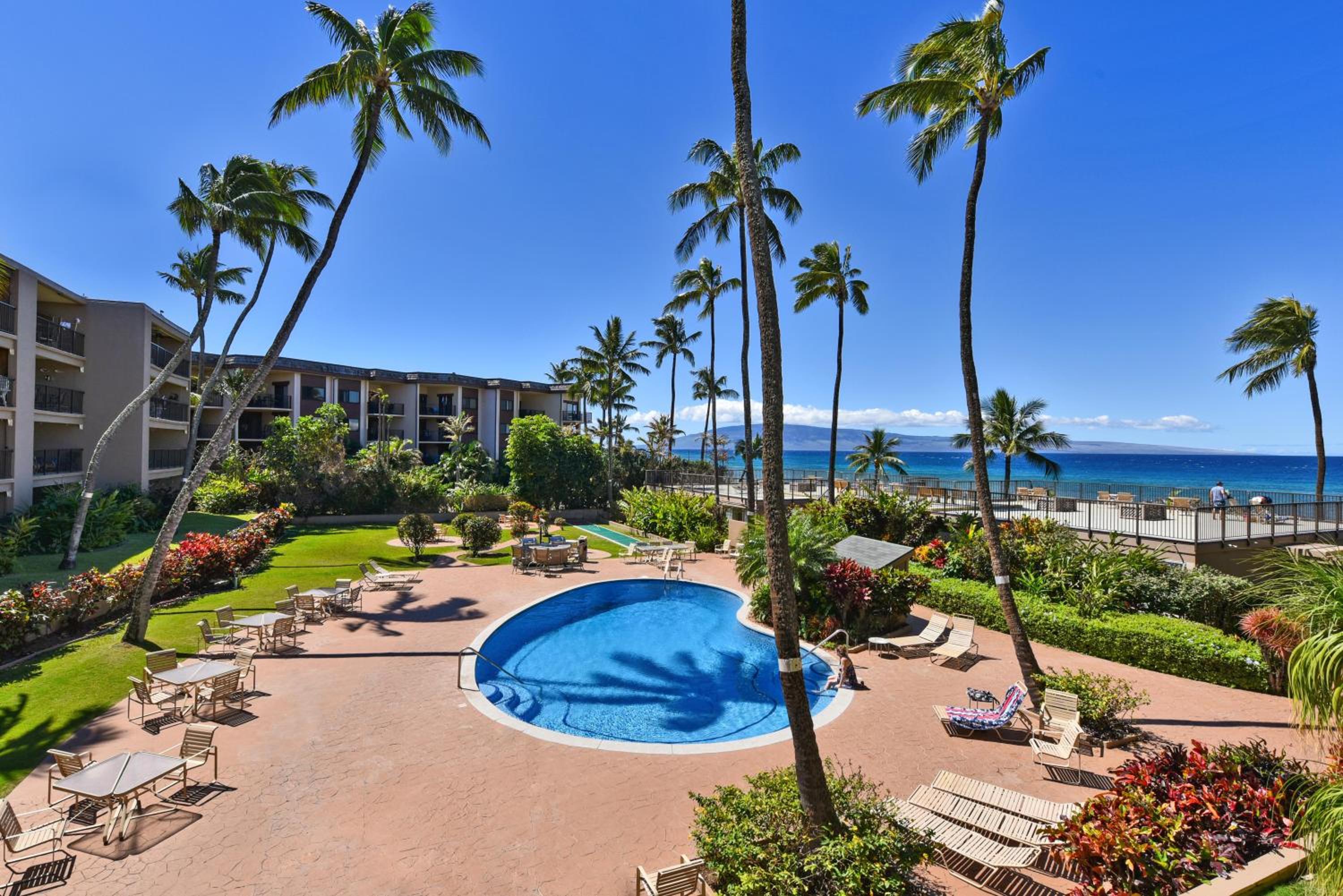 Hale Ono Loa 120 · HOL 120 Oceanfront 2BD w Ocean View AC Pool