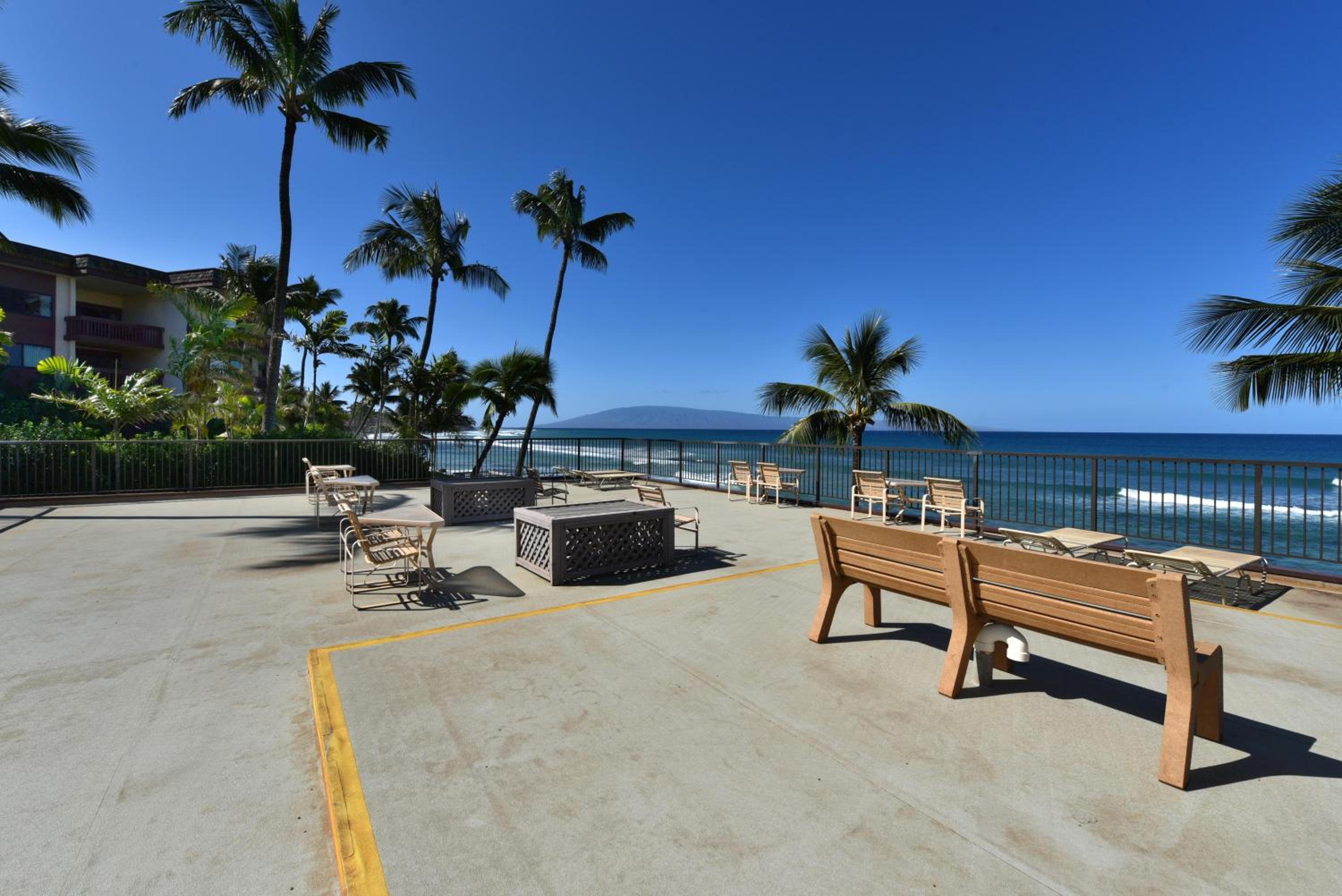 Hale Ono Loa 120 · HOL 120 Oceanfront 2BD w Ocean View AC Pool