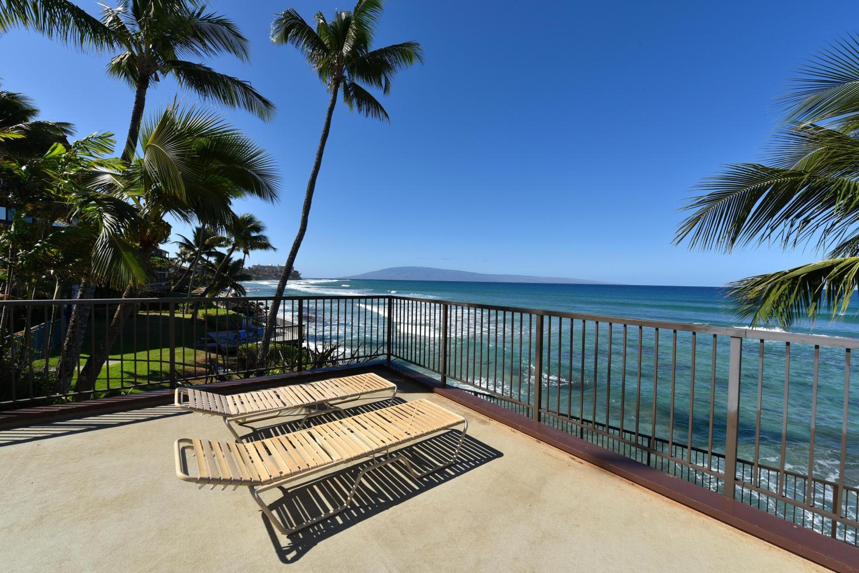 Hale Ono Loa 120 · HOL 120 Oceanfront 2BD w Ocean View AC Pool