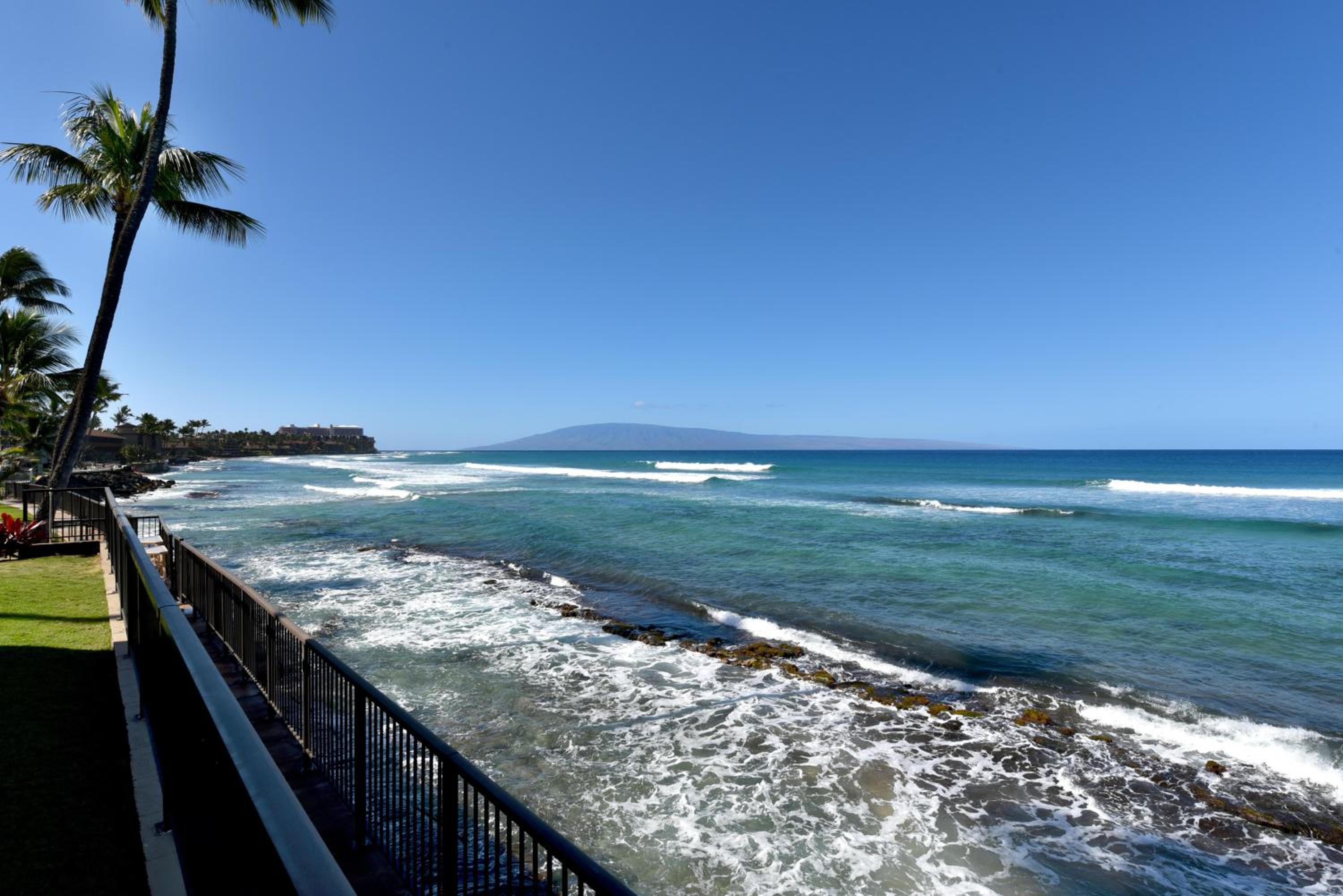 Hale Ono Loa 120 · HOL 120 Oceanfront 2BD w Ocean View AC Pool