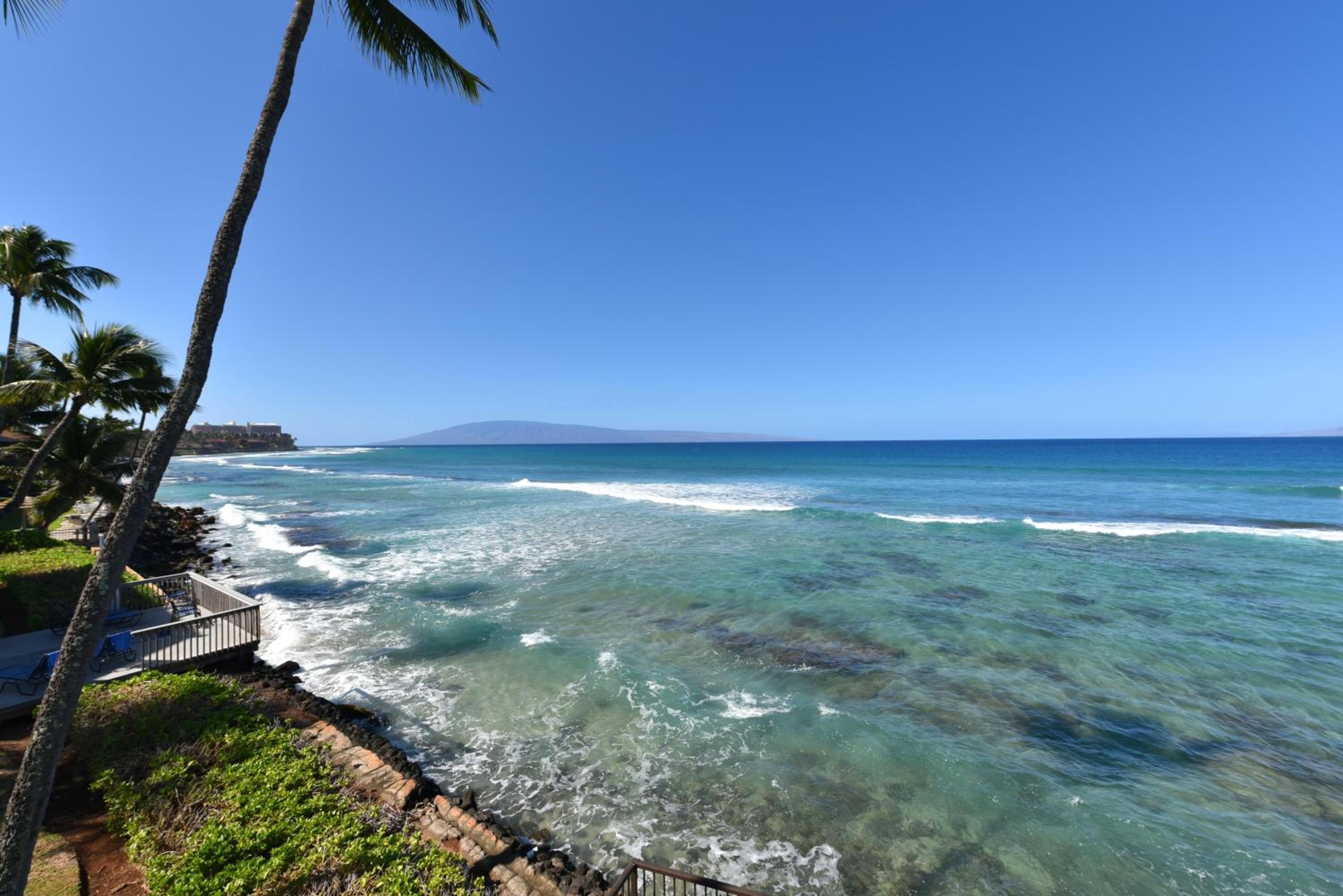Hale Ono Loa 120 · HOL 120 Oceanfront 2BD w Ocean View AC Pool