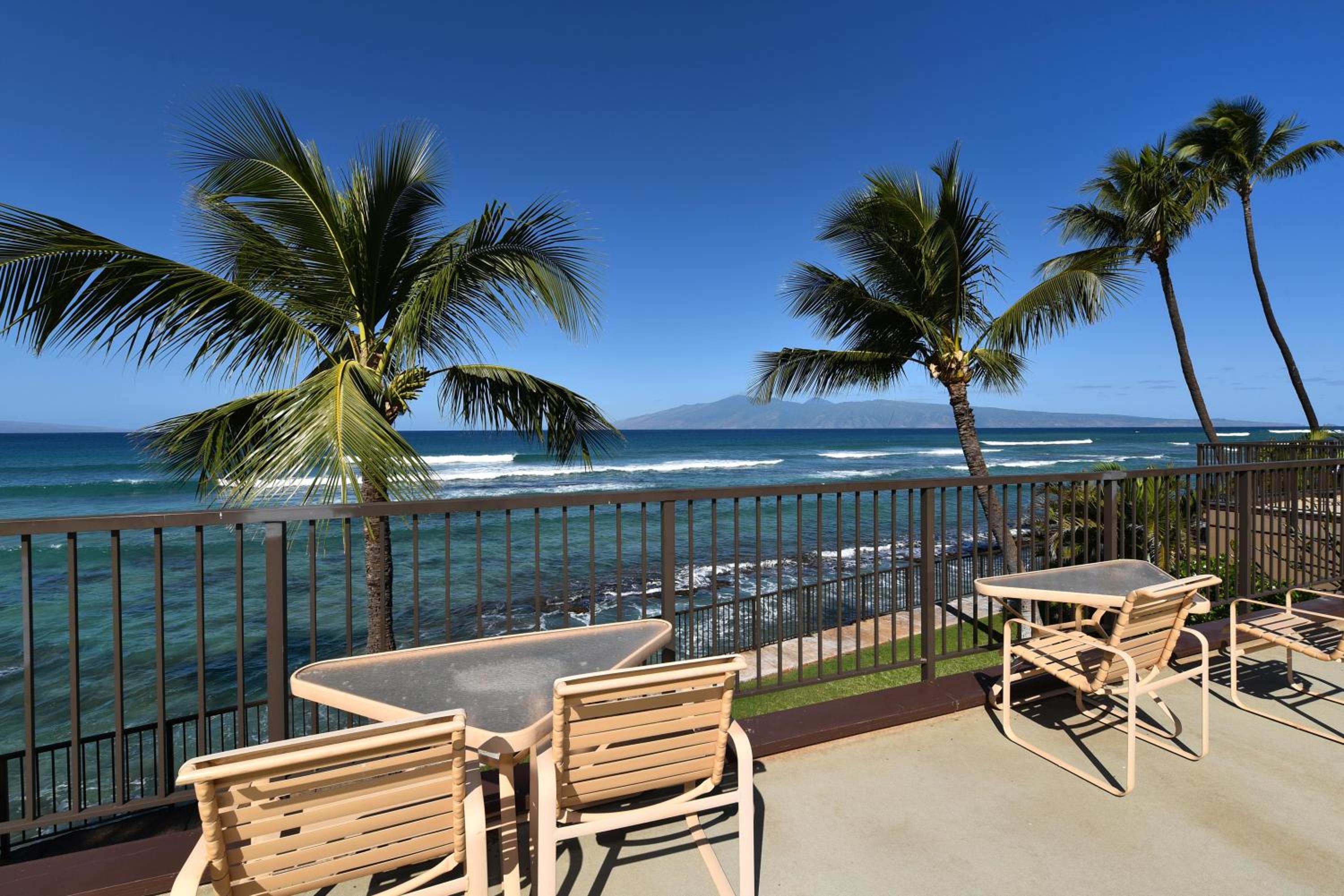 Hale Ono Loa 120 · HOL 120 Oceanfront 2BD w Ocean View AC Pool