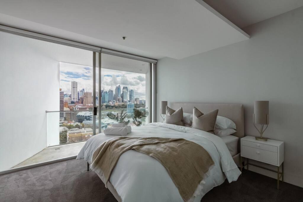 Stunning Harbour Bridge and Opera House Views!