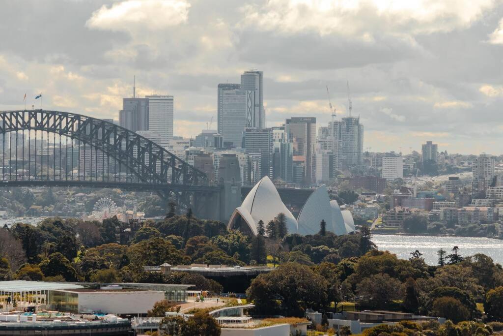 Stunning Harbour Bridge and Opera House Views!