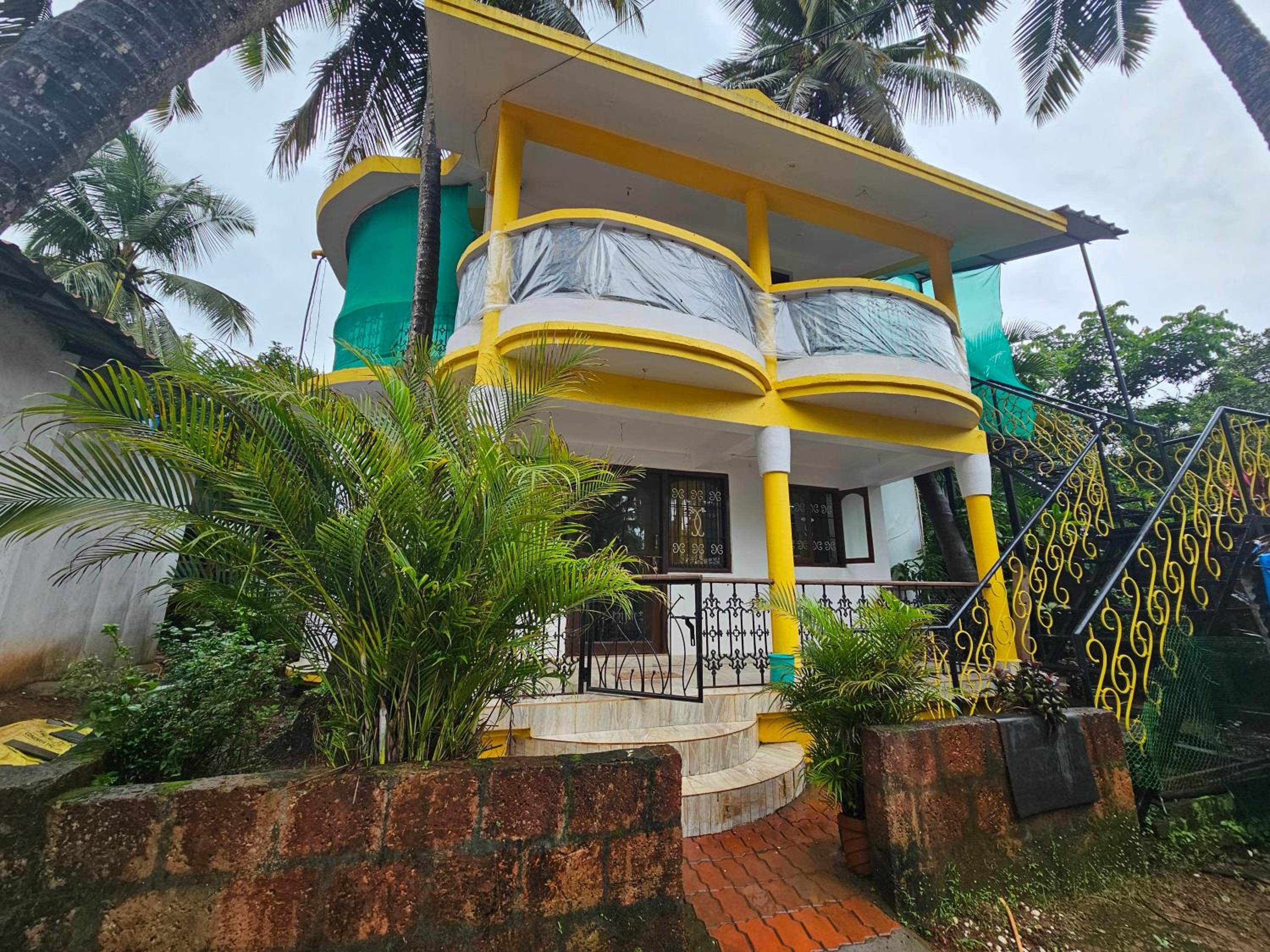 CURLIES YELLOW HOUSE