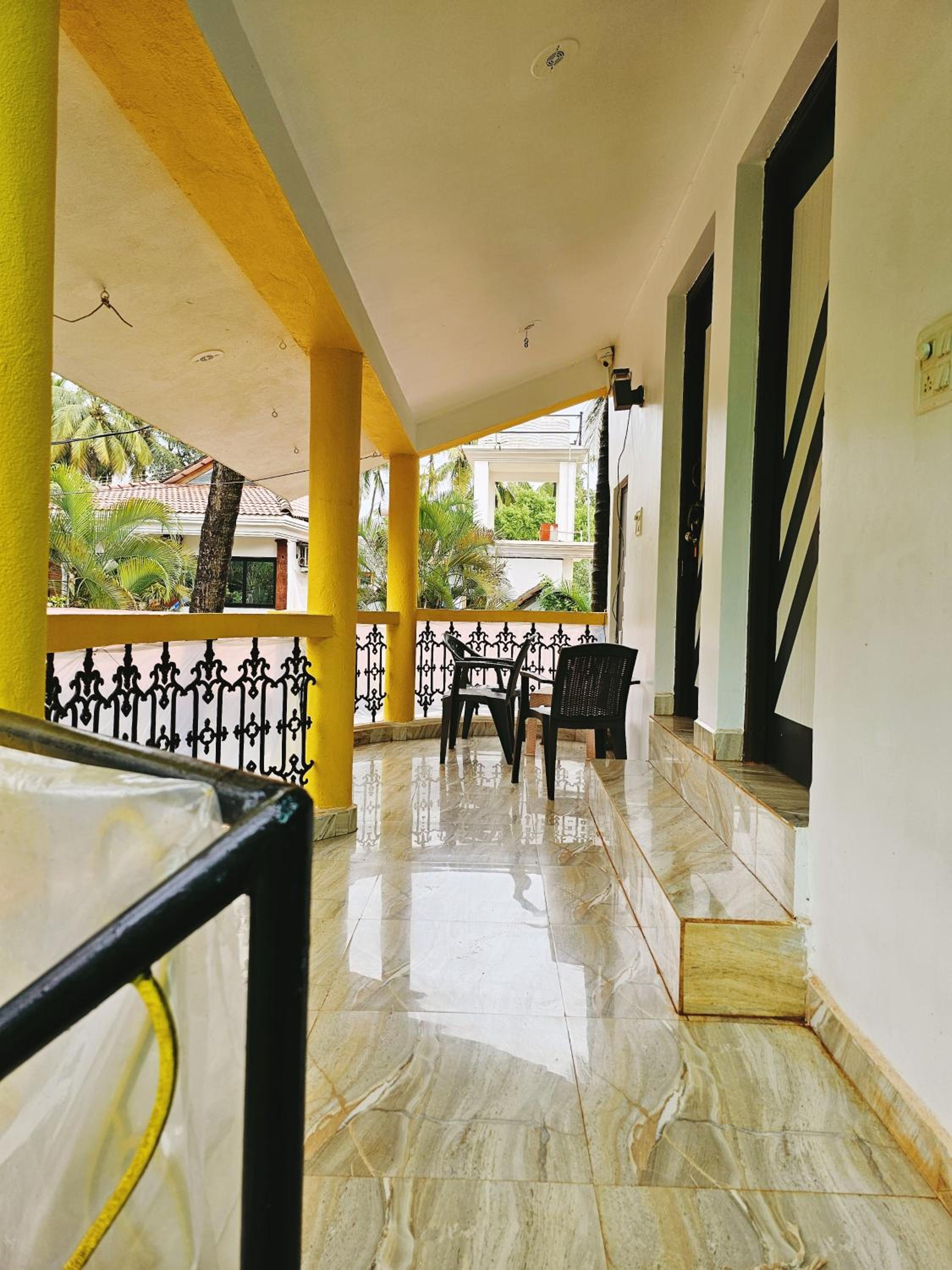 CURLIES YELLOW HOUSE