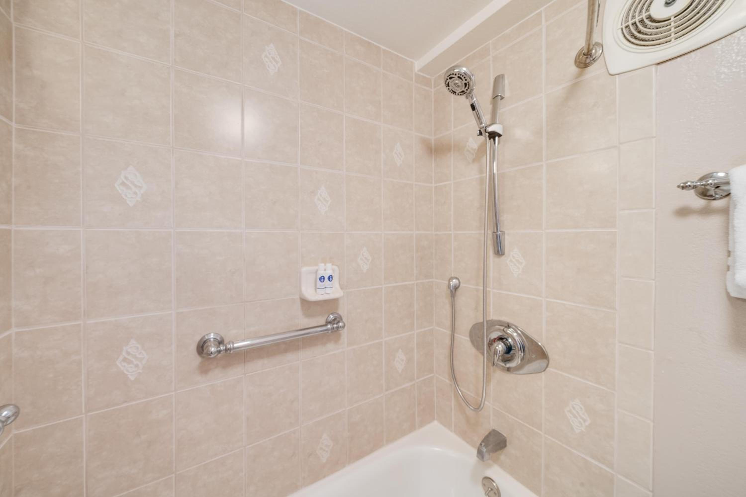 Royal Kahana 701 · RK 701 Spacious OceanFront 2BD w Pool AC