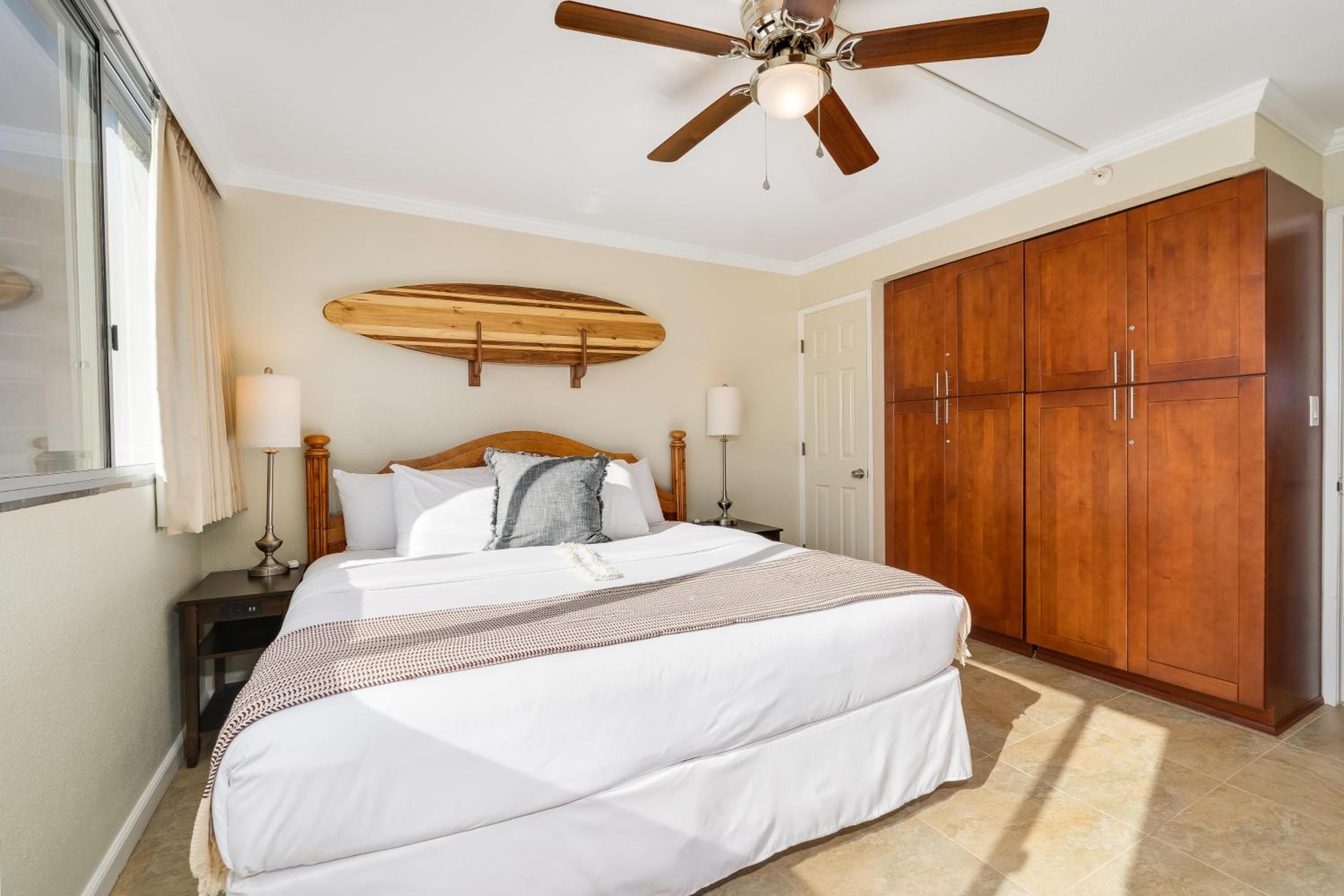 Royal Kahana 701 · RK 701 Spacious OceanFront 2BD w Pool AC