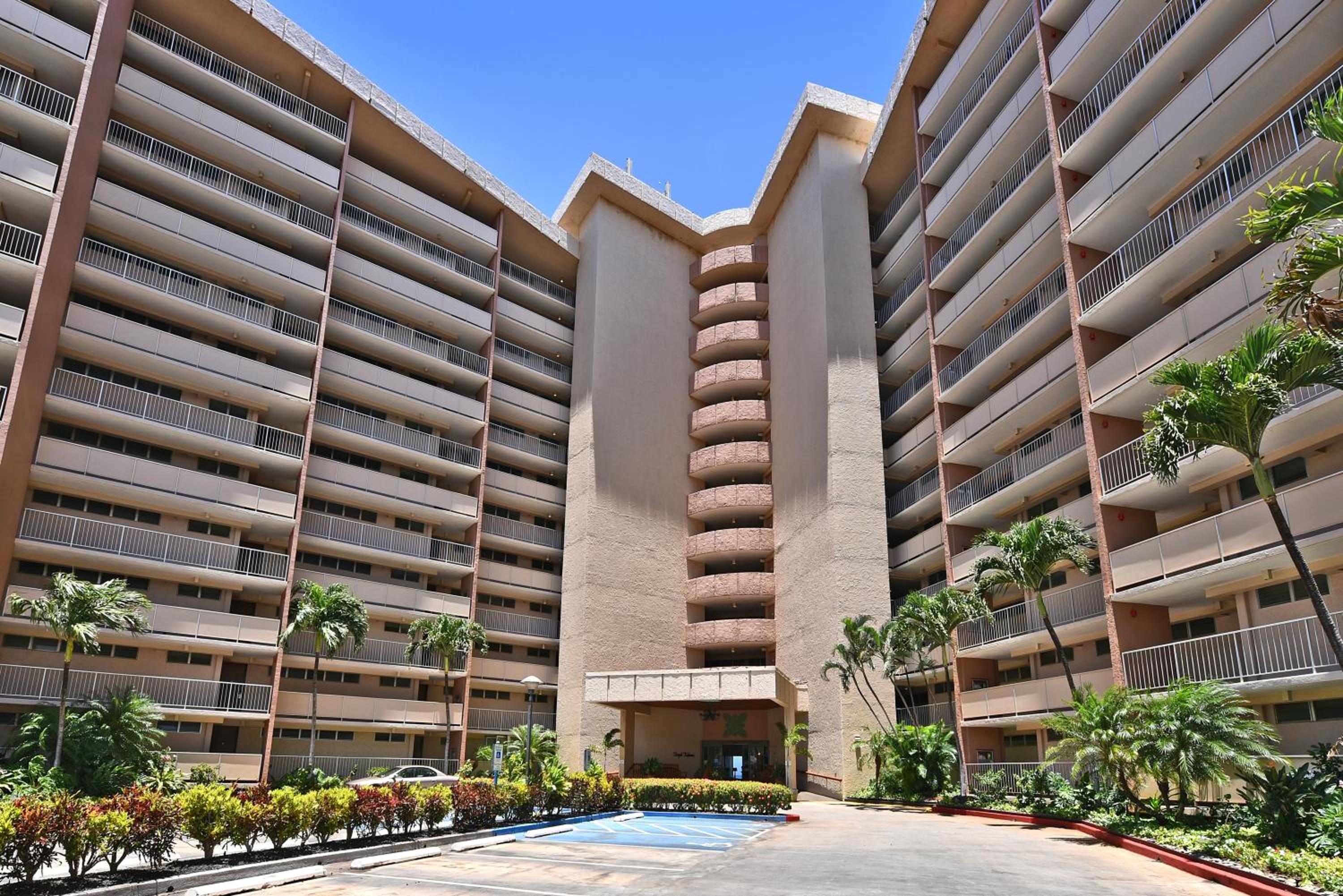 Royal Kahana 701 · RK 701 Spacious OceanFront 2BD w Pool AC