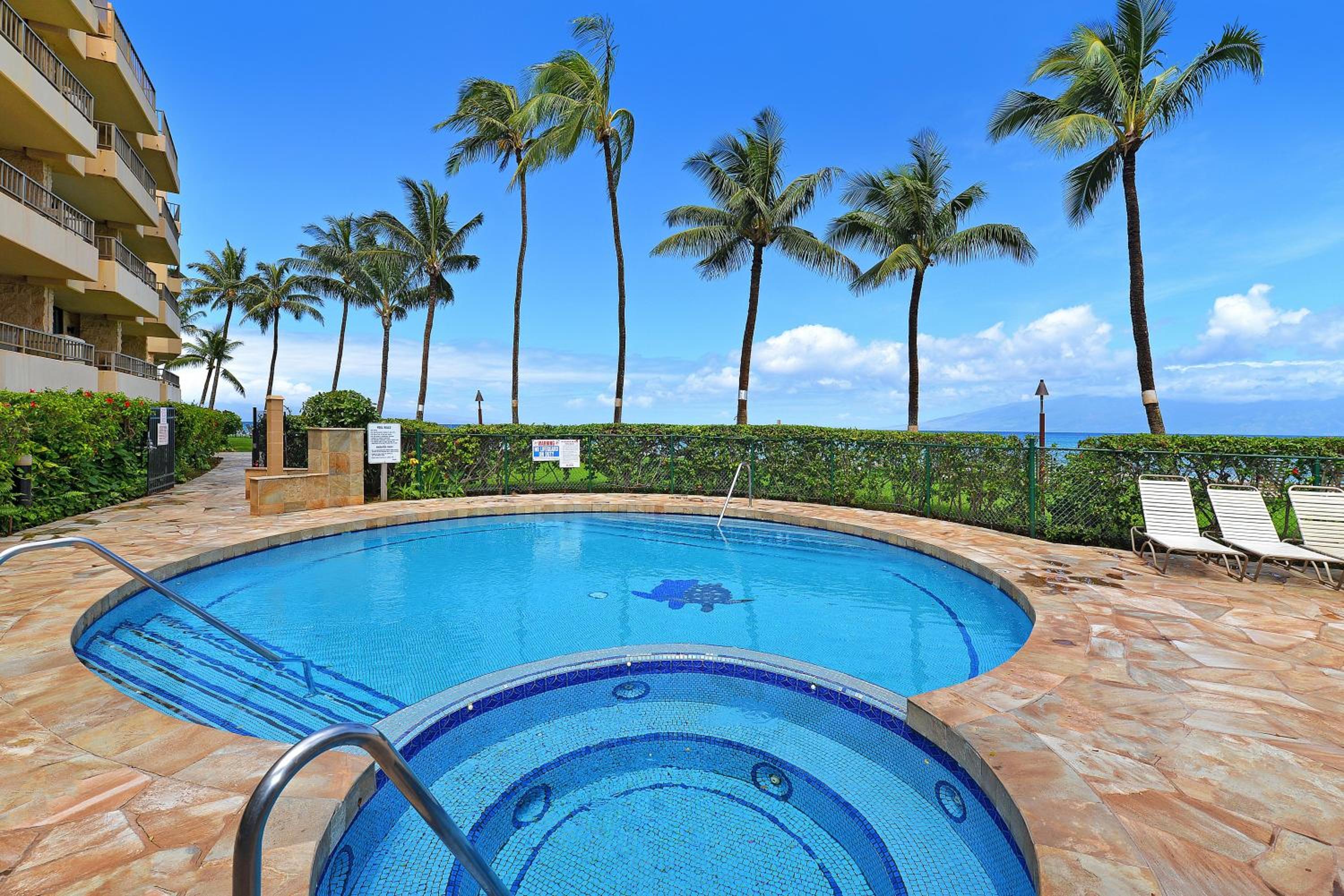 Paki Maui 424 · PM424 BeachFront 2BD w Ocean View
