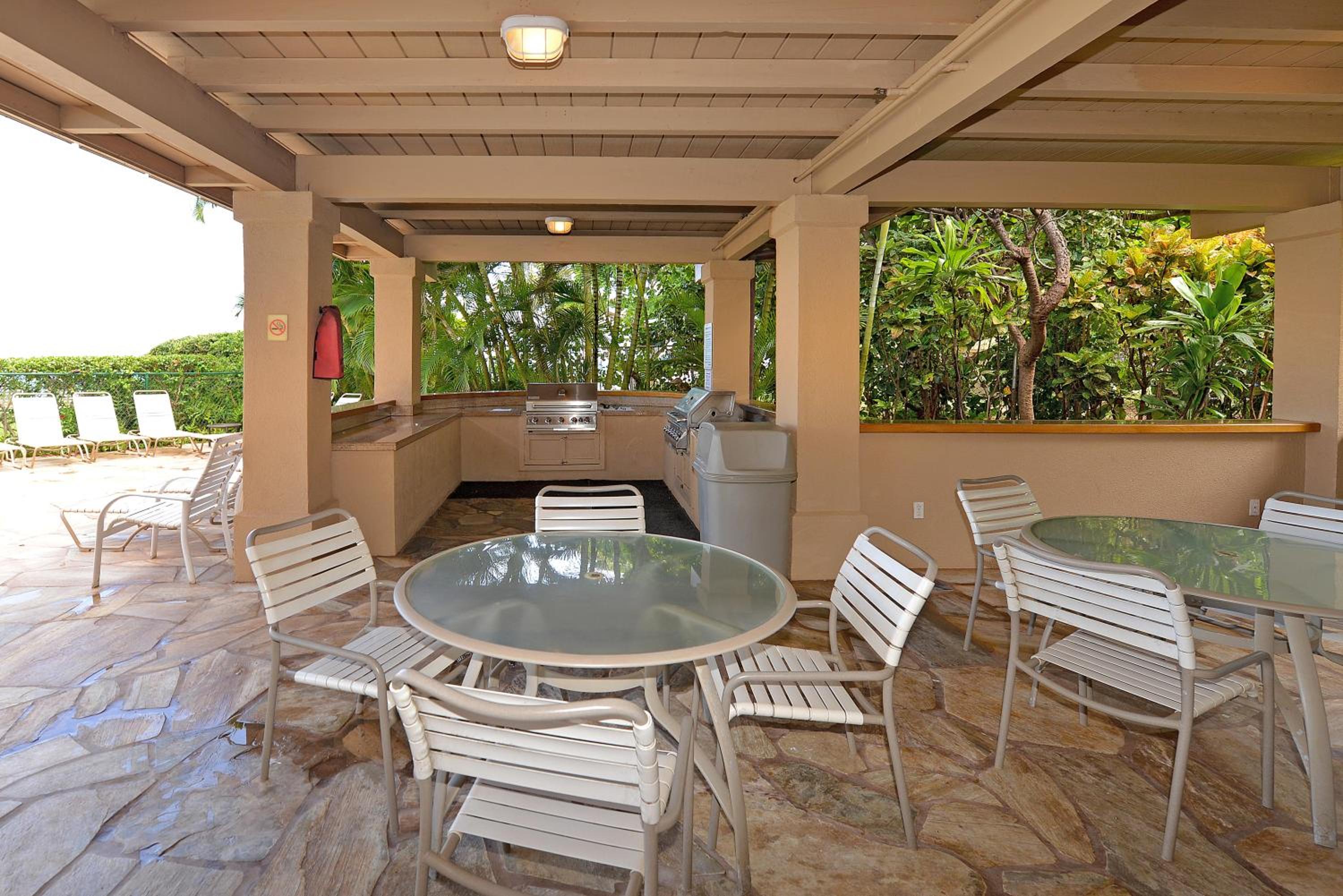 Paki Maui 424 · PM424 BeachFront 2BD w Ocean View