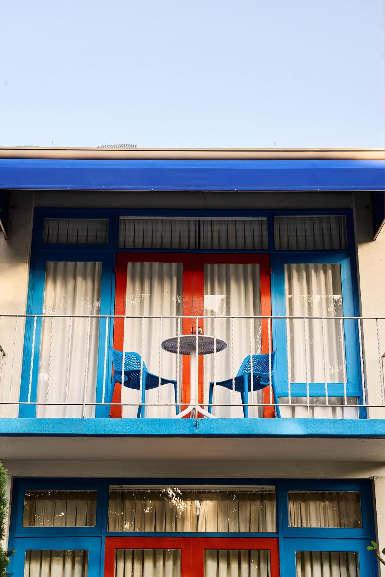 Baileys Parkside Motel by VetroBlu