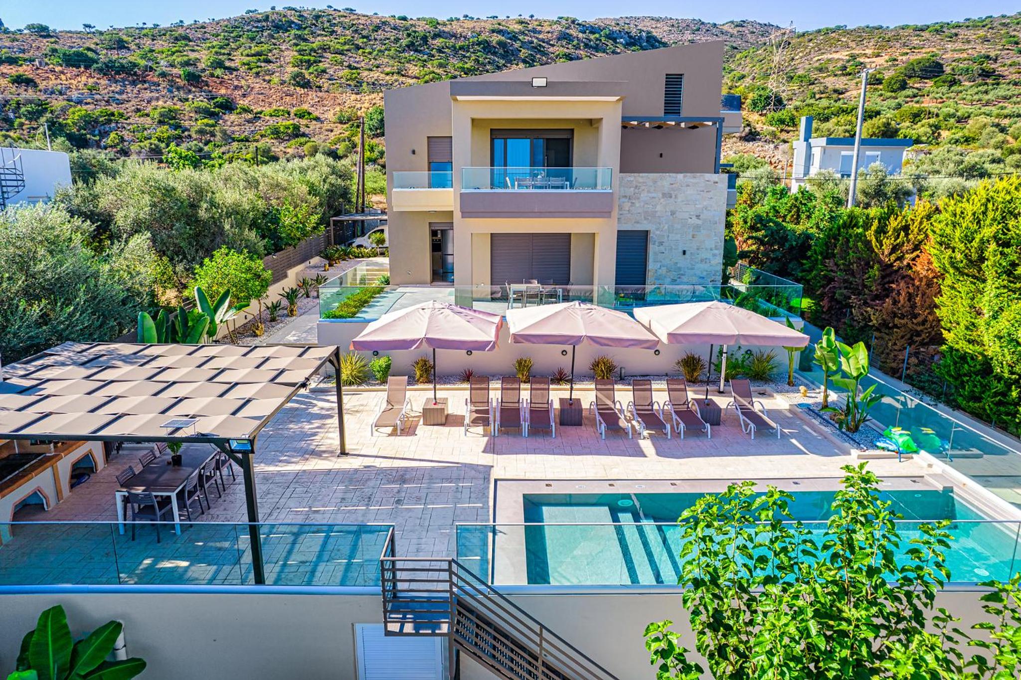 Chris villa with private ecologic pool and kid's playground! photo 1