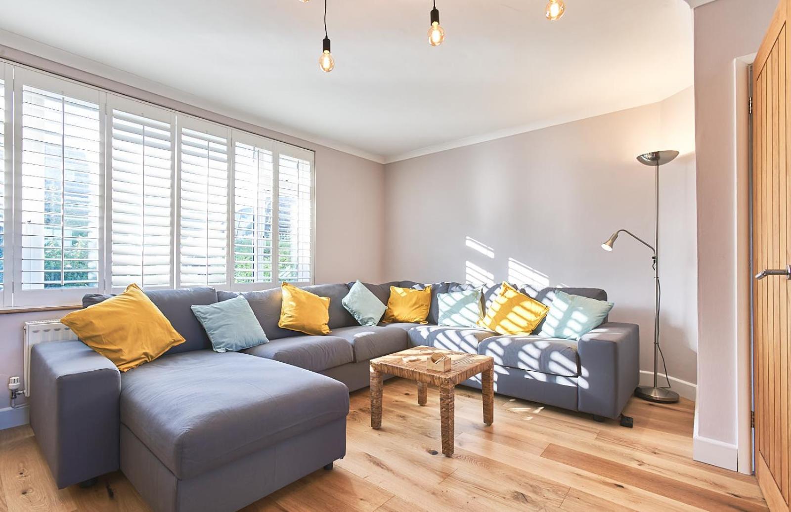 Sunny Days: Beautiful Spacious 4 bed house view 2
