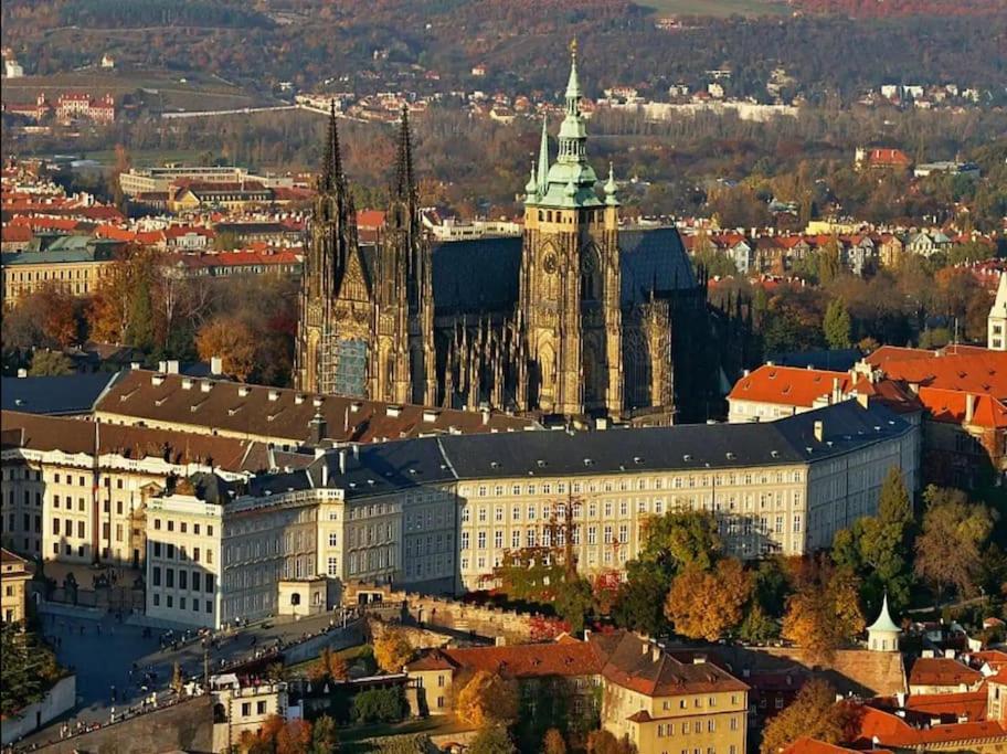 Huge 5-bedrooms apartment near Prague Castle