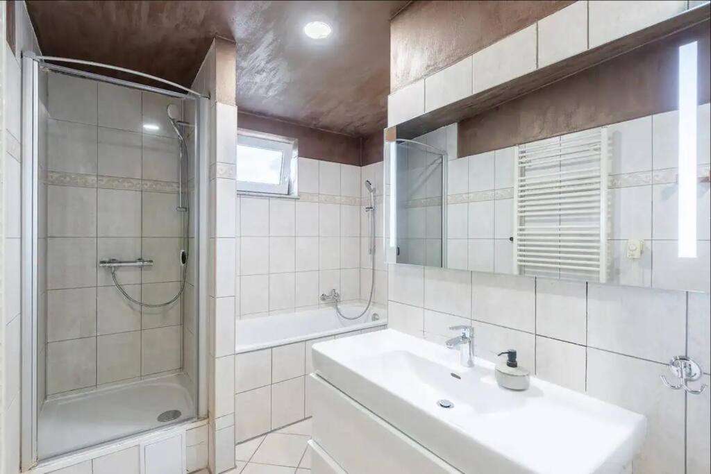 Huge 5-bedrooms apartment near Prague Castle
