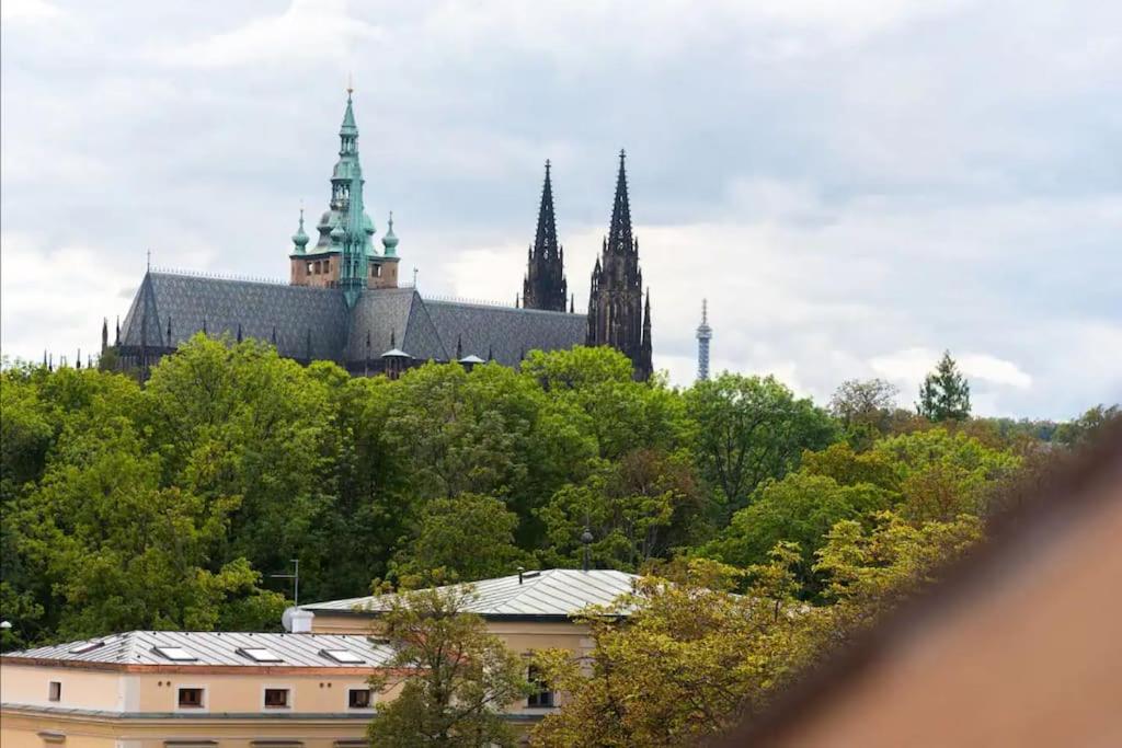 Huge 5-bedrooms apartment near Prague Castle
