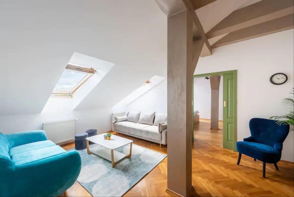 Huge 5-bedrooms apartment near Prague Castle