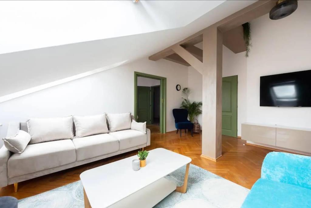Huge 5-bedrooms apartment near Prague Castle
