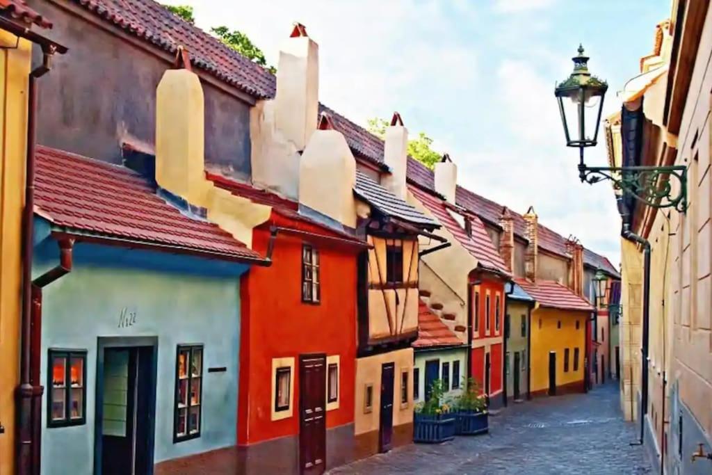 Huge 5-bedrooms apartment near Prague Castle