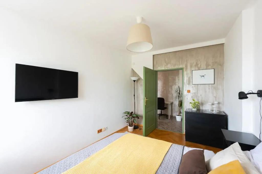 Huge 5-bedrooms apartment near Prague Castle