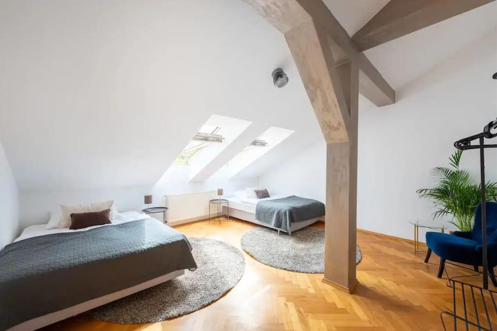 Huge 5-bedrooms apartment near Prague Castle