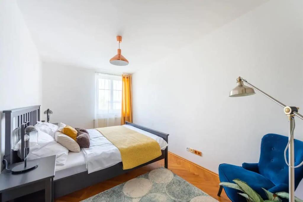 Huge 5-bedrooms apartment near Prague Castle