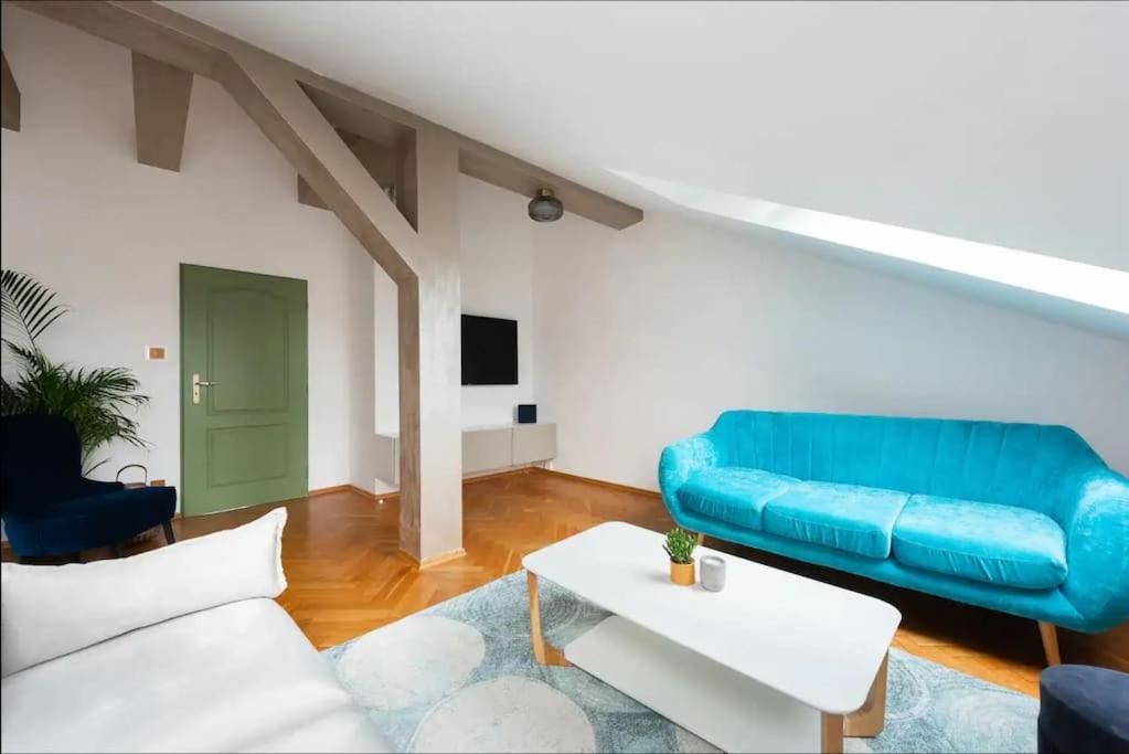 Huge 5-bedrooms apartment near Prague Castle