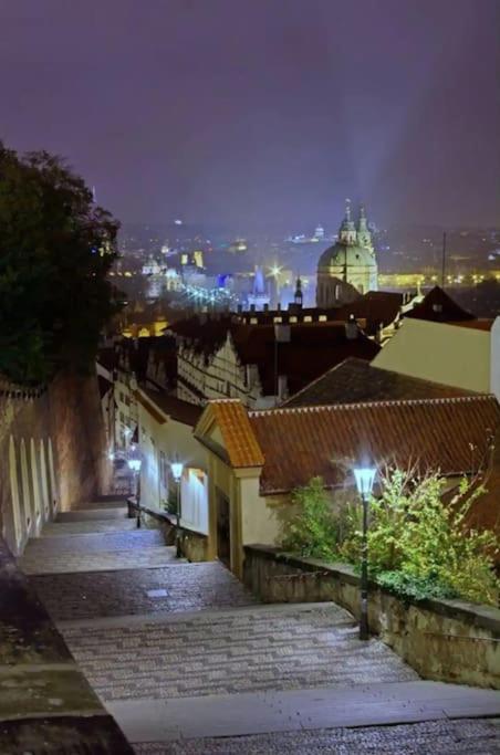 Huge 5-bedrooms apartment near Prague Castle