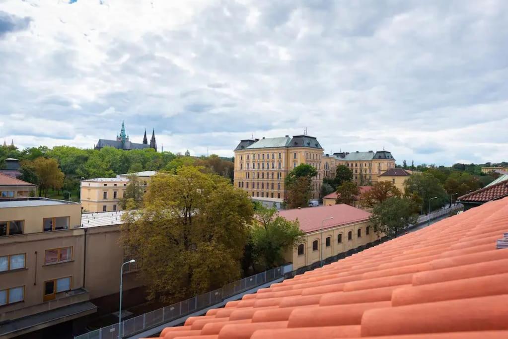 Huge 5-bedrooms apartment near Prague Castle