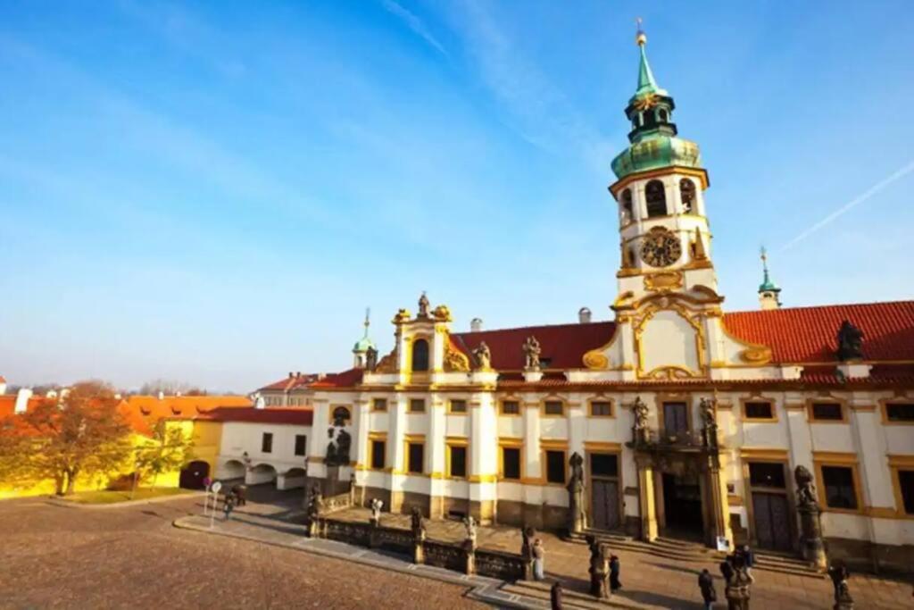 Huge 5-bedrooms apartment near Prague Castle