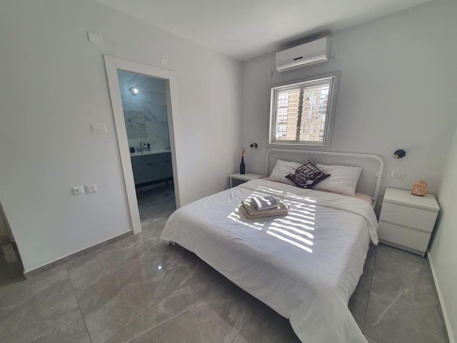 Renovated central 3 bedroom apt with great terrace and Bomb Shelter view 3
