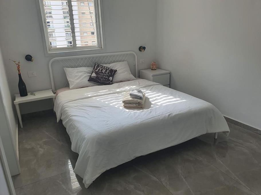 Renovated central 3 bedroom apt with great terrace and Bomb Shelter view 4
