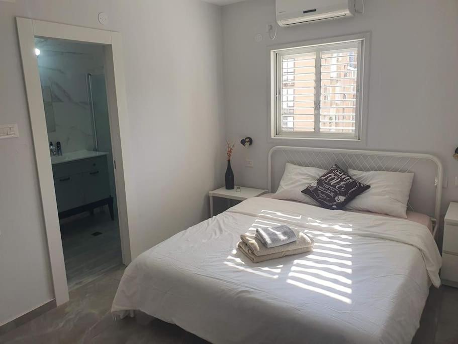 Renovated central 3 bedroom apt with great terrace and Bomb Shelter view 5