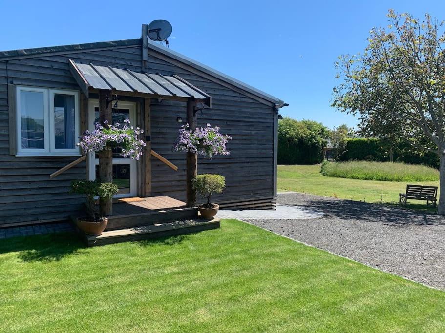 Luxury lodge, foot of South Downs nr beach view 2