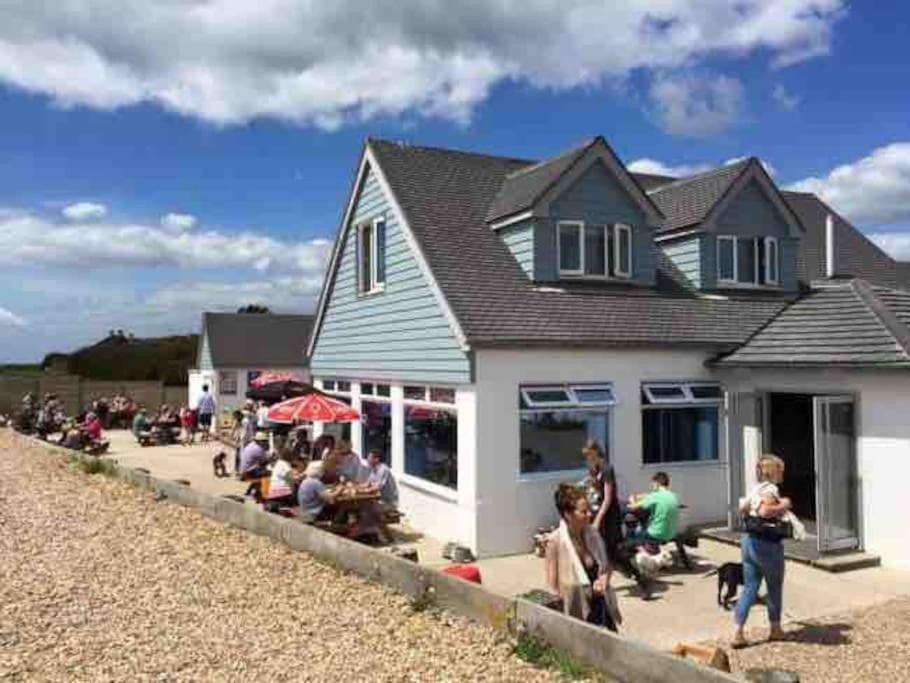 Luxury lodge, foot of South Downs nr beach view 3