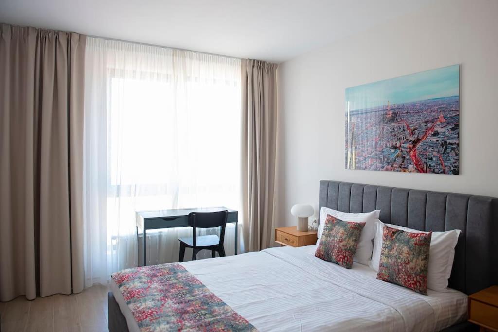New York: A spacious modern apartment with parking
