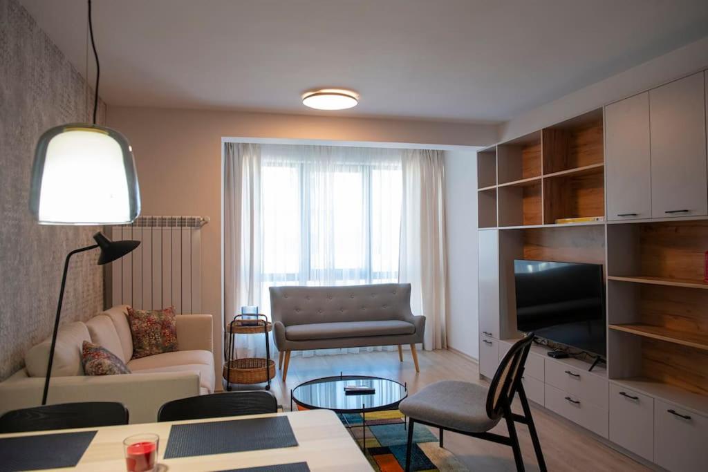New York: A spacious modern apartment with parking
