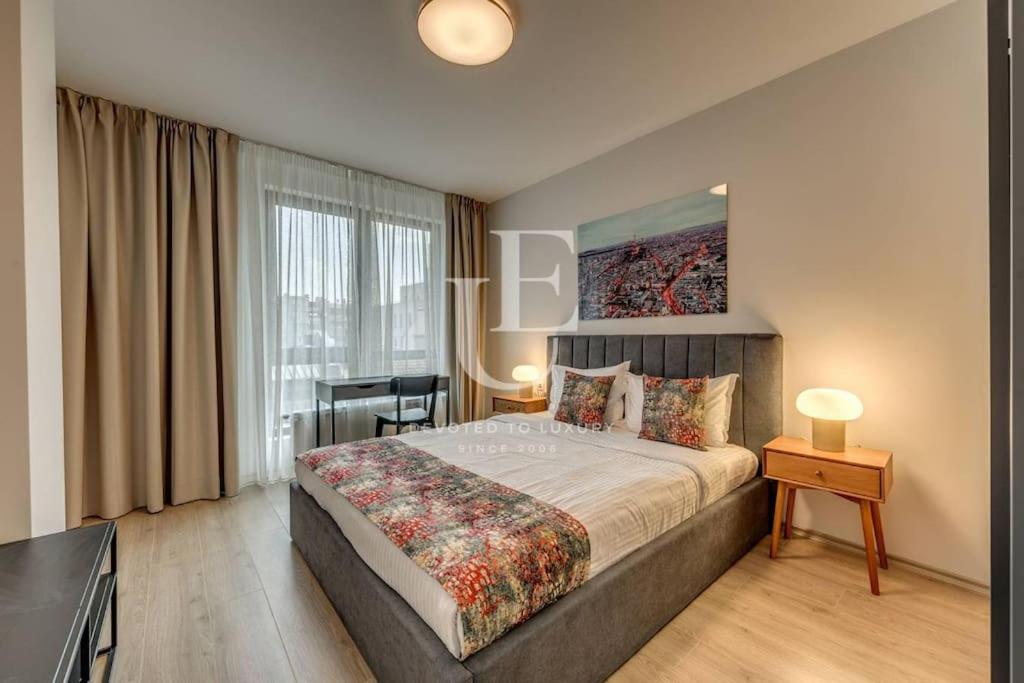 New York: A spacious modern apartment with parking