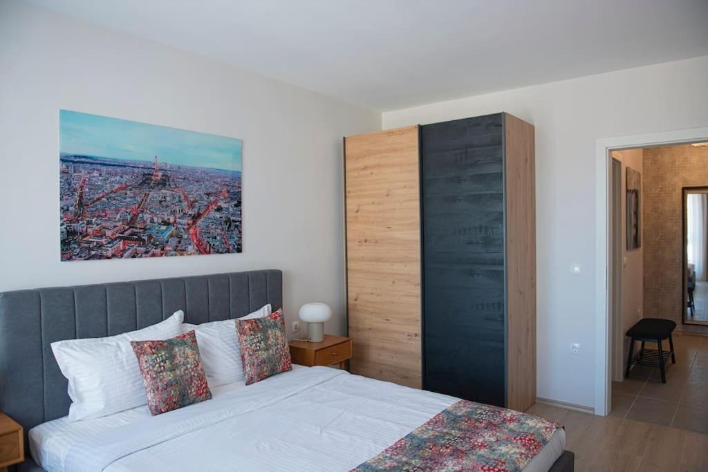 New York: A spacious modern apartment with parking