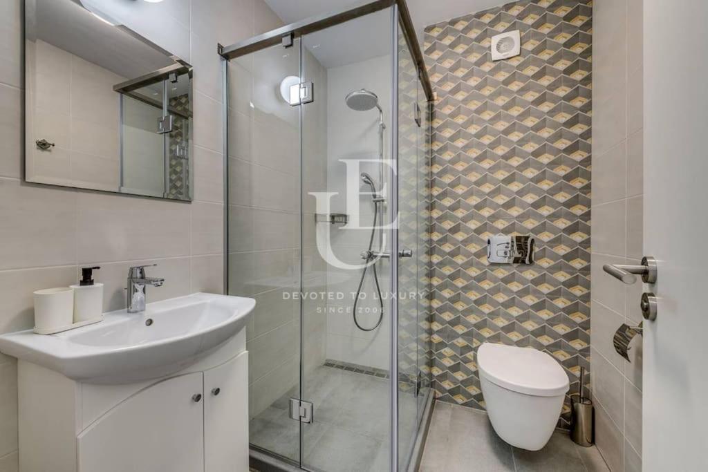 New York: A spacious modern apartment with parking