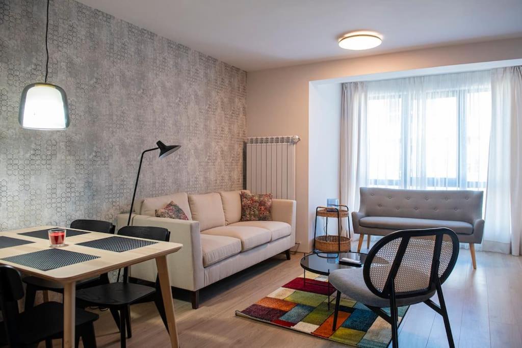 New York: A spacious modern apartment with parking
