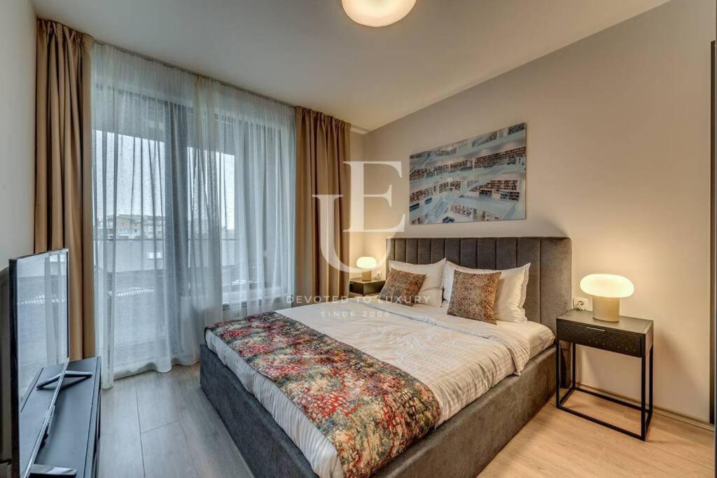 New York: A spacious modern apartment with parking