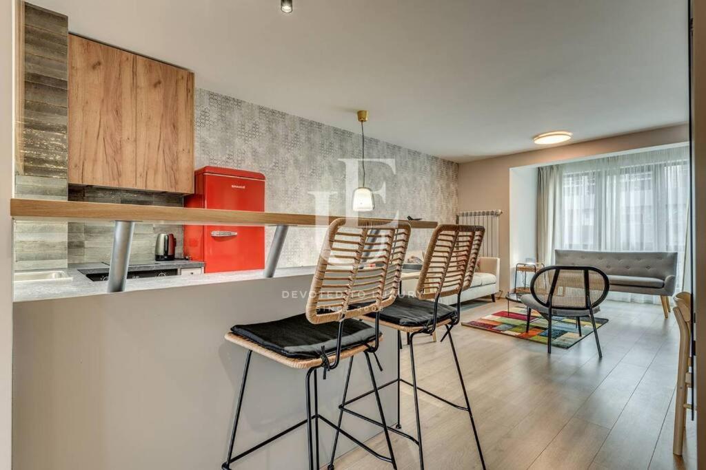 New York: A spacious modern apartment with parking
