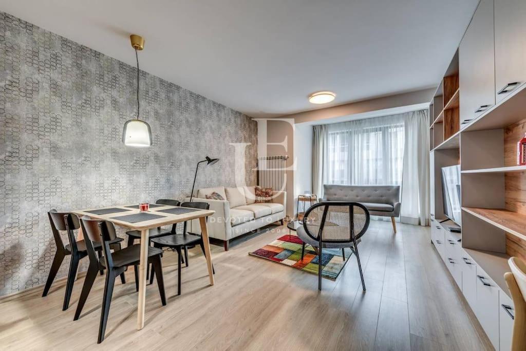 New York: A spacious modern apartment with parking