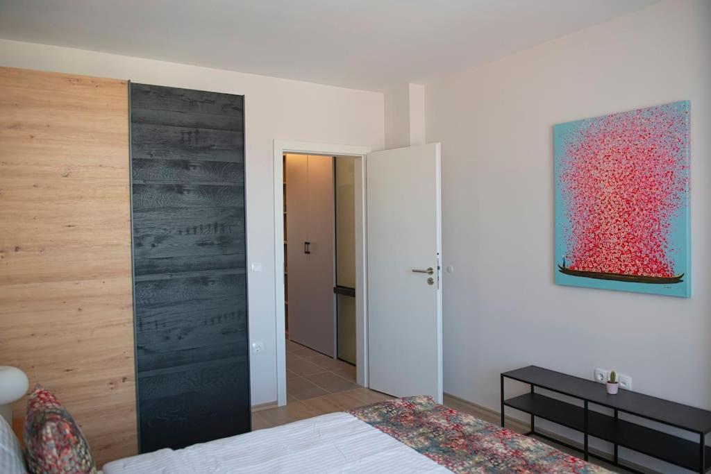 New York: A spacious modern apartment with parking