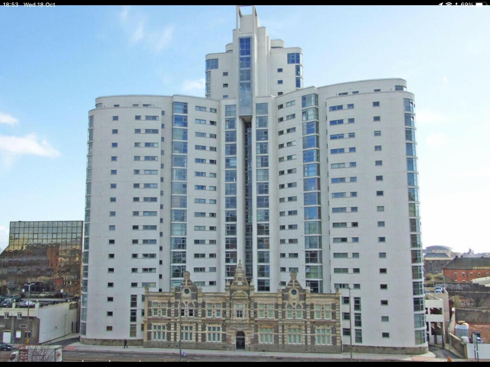 Hotel Stunning Spacious City Apartment with free parking - Image 1