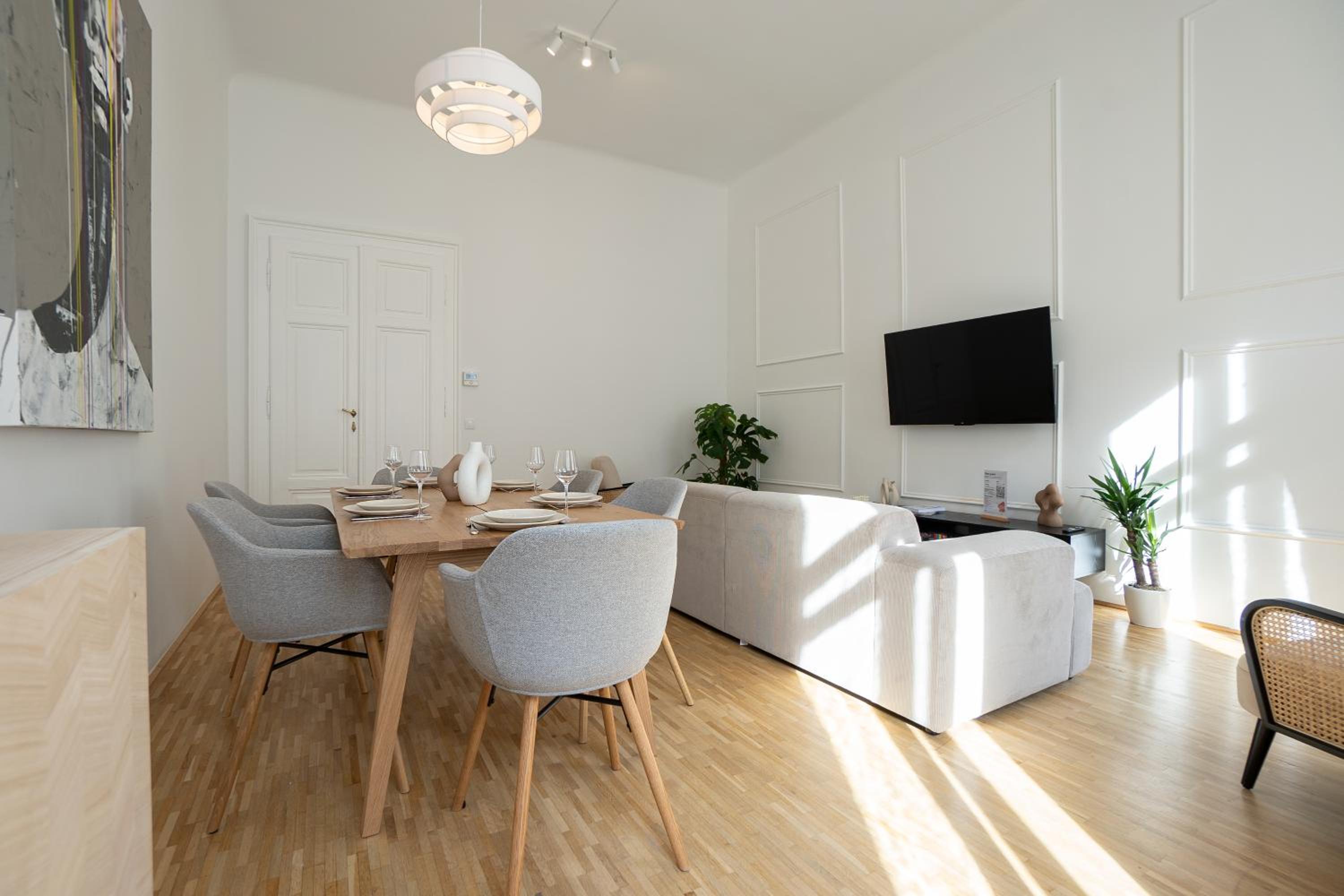 Vibrant 107 m2 flat in the city center