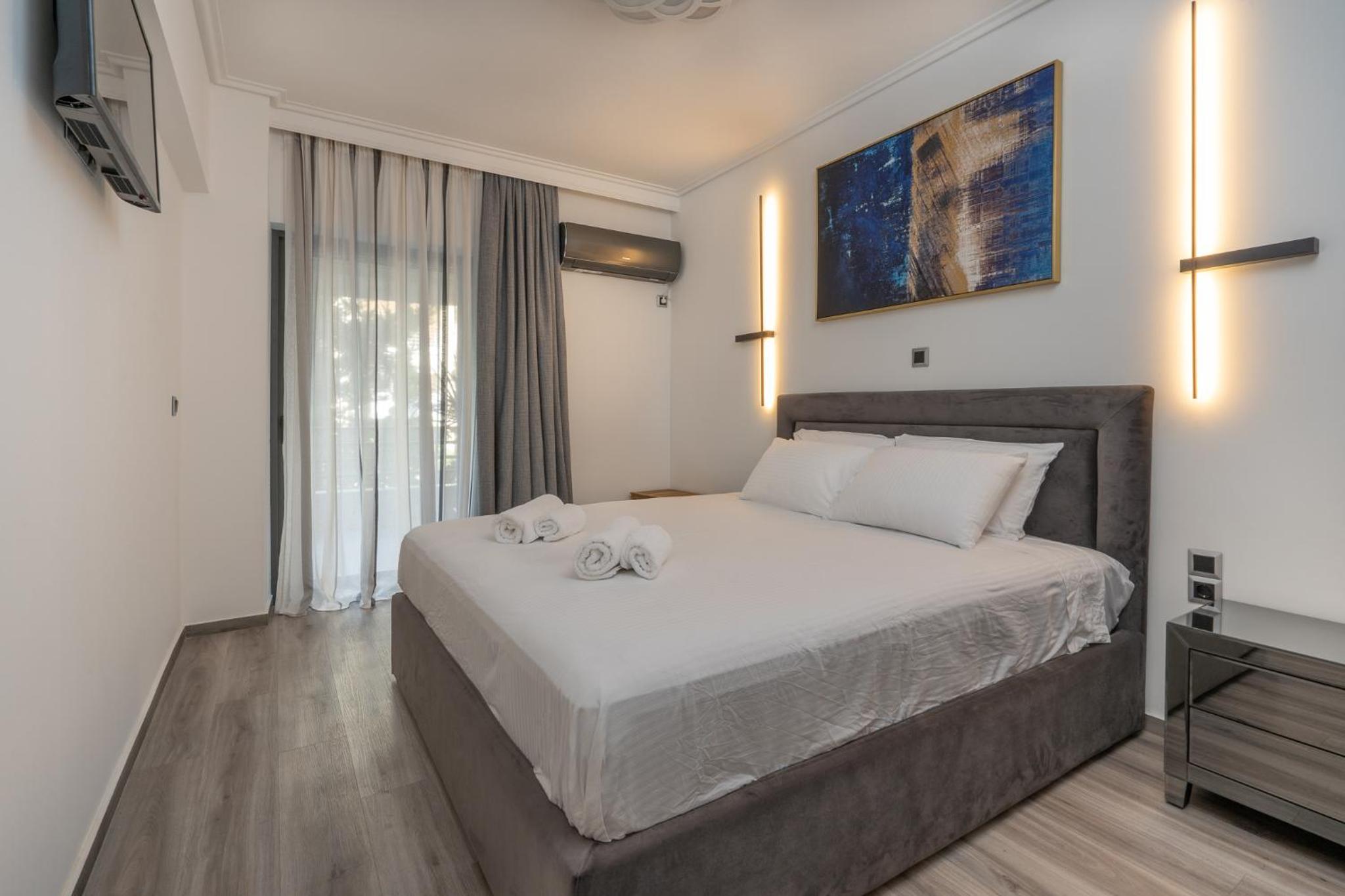 Elegant Oasis 2 BR Apt near the Marina & the Beach photo 2